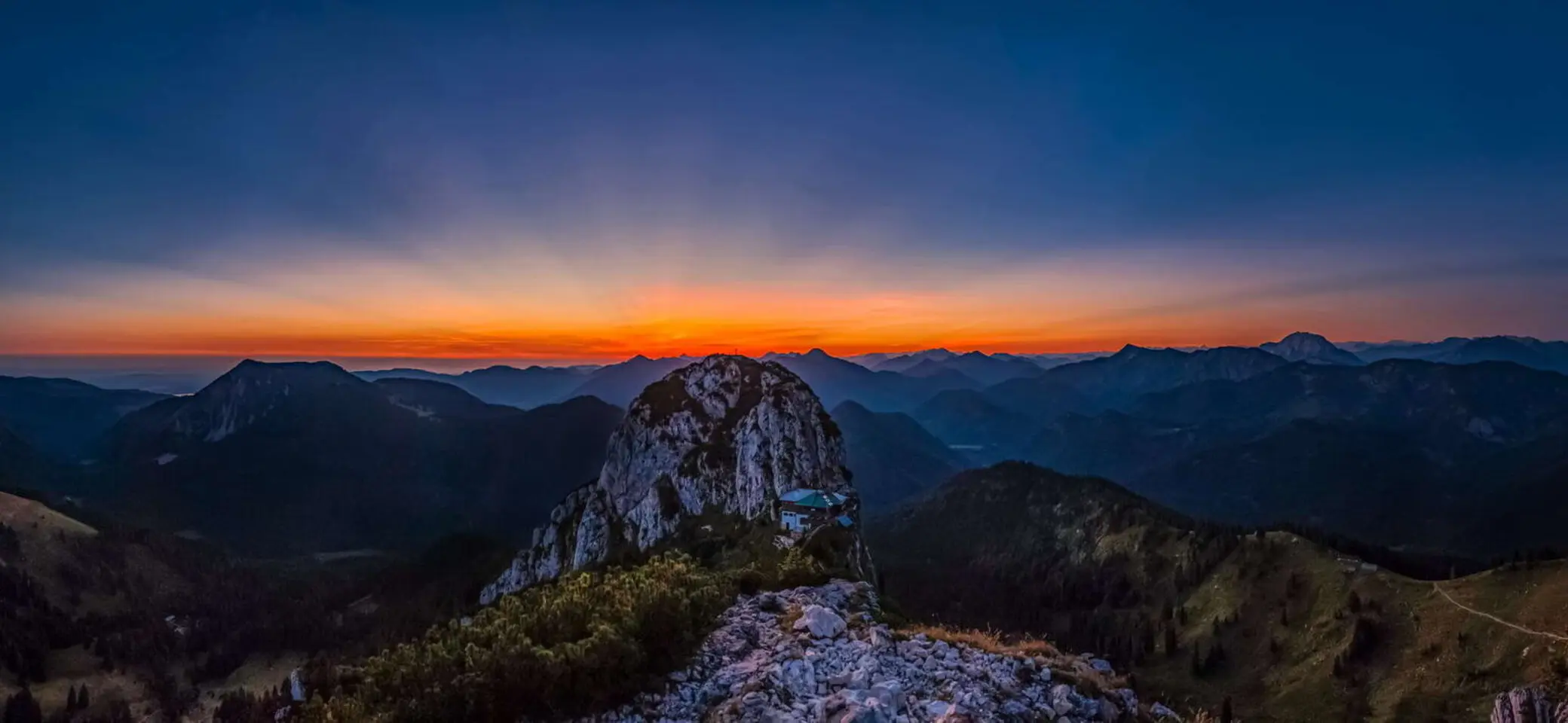 Sonnenaufgang-Tegernseer-Hütte | © Dr. Guenter Zoehrer