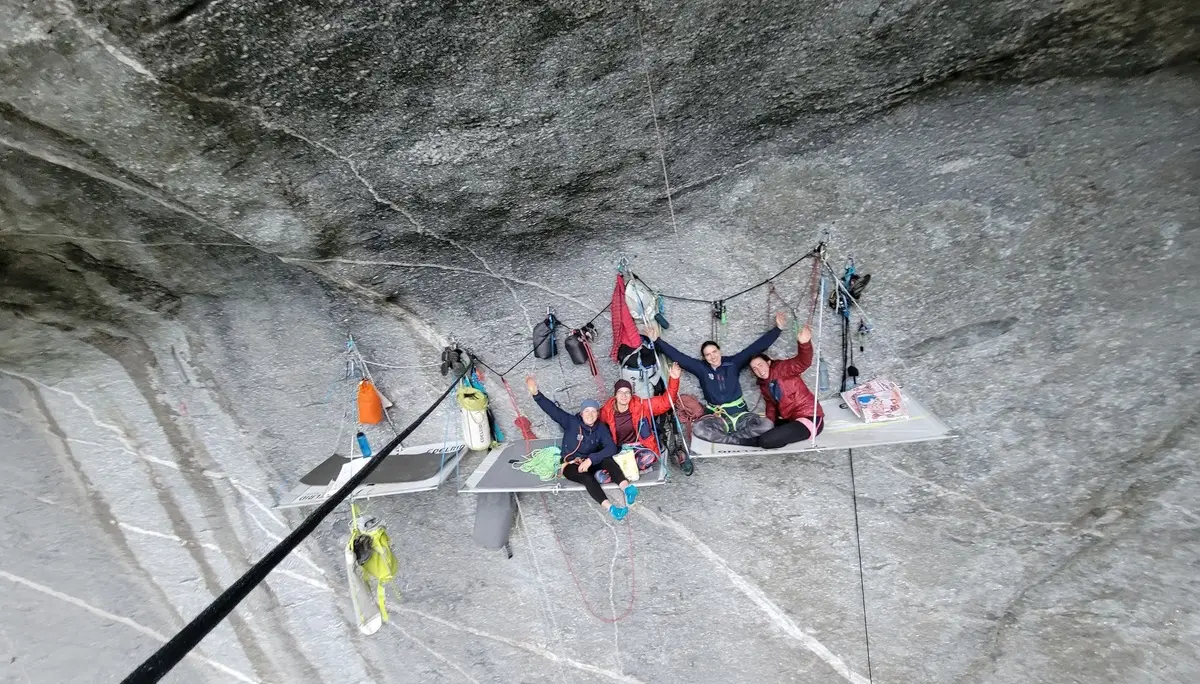 Übernachtung auf dem Portaledge | © Vera Bakker