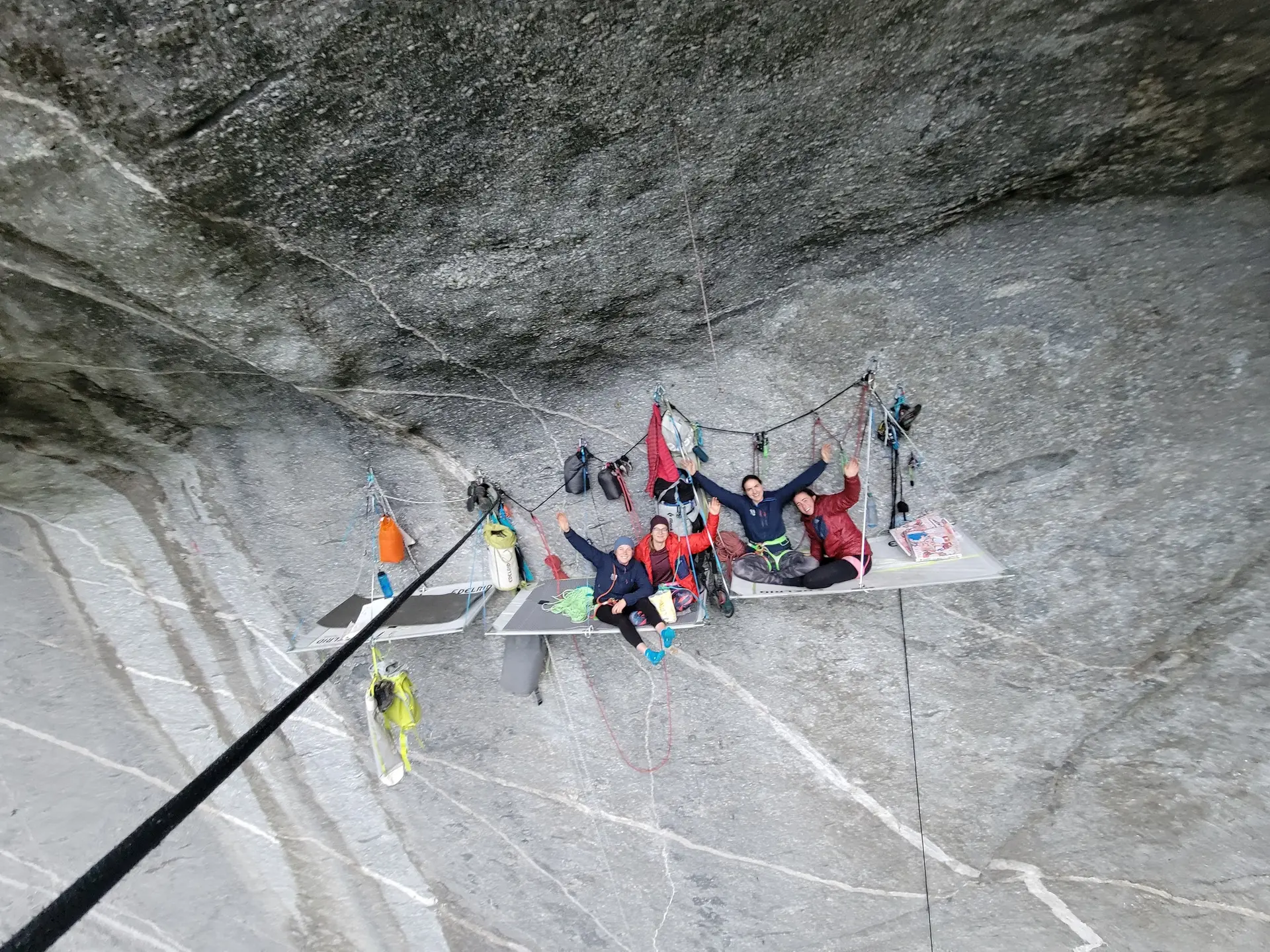 Übernachtung auf dem Portaledge | © Vera Bakker