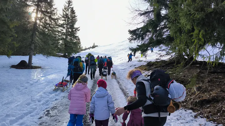 Familiengruppe auf Tour | © Tilman Domzig