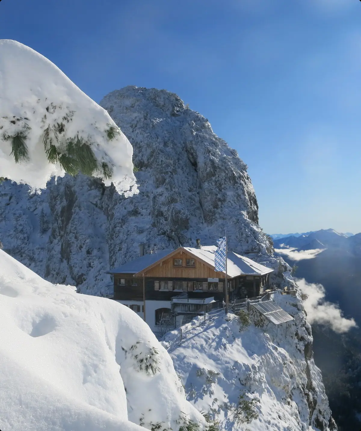 Winterlicher Blick auf Hütte | © Michl Ludwig