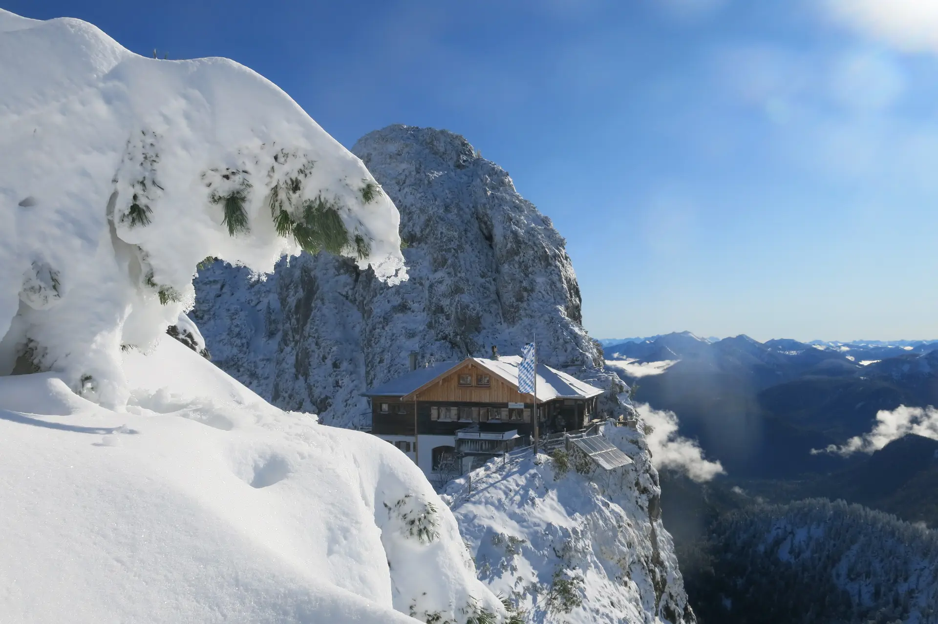 Winterlicher Blick auf Hütte | © Michl Ludwig